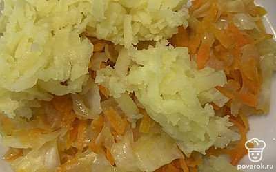 Соединить капусту и картошку, посолить.