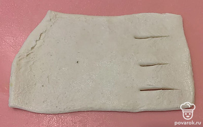 Тесто раскатать, нарезать на кусочки. С одной стороны сделать надрезы.