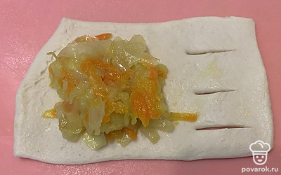 Выложить начинку и защипнуть пирожок.