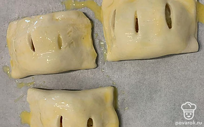 Смазать яйцом. Отправить в духовку на 20-25 минут при 180 градусах.