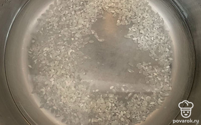 Рис промыть и отварить в подсоленной воде до готовности.
