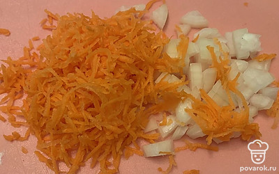Морковку натереть на мелкой терке, лук нарезать на кусочки.