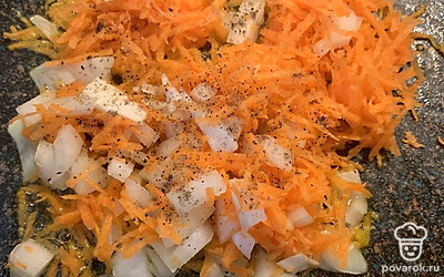 Обжарить лук и морковку на среднем огне 3 минуты. Добавить специи и соль.