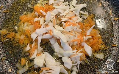 Добавить капусту в сковородку. Обжарить 4 минуты, затем залить водой и тушить до готовности.