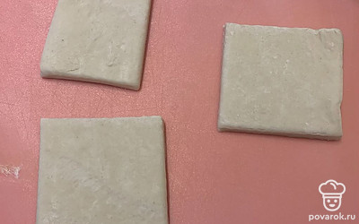 Тесто разрезать на квадраты.