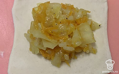 Немного раскатать тесто и выложить начинку.