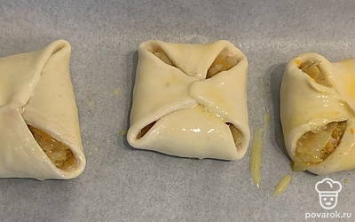 Смазать яйцом и отправить в духовку при 200 градусах на 15-20 минут. 