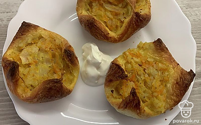 Подавать со сметаной.