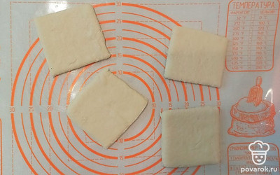 Тесто разрезаем на квадраты.