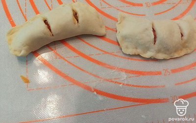 Выкладываем начинку на квадраты и защипываем края. Делаем сверху надрезы. Раскладываем на протвень, застеленный пергаментной бумагой, и выпекаем 30 минут при 180 градусах. 