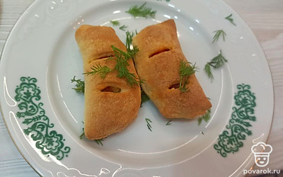 Подаем пирожки порционно, украсив свежей зеленью. 