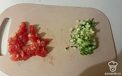 Огурец и помидор нарежьте мелким кубиком. 