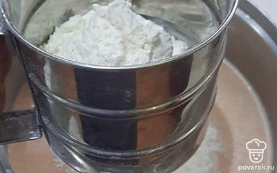 В теплое молоко добавить дрожжи, соль, сахар и просеянную муку.
