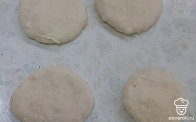 Разделить тесто на кусочки.