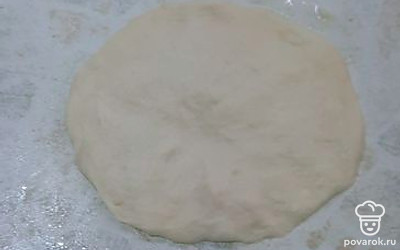 Раскатать тесто.