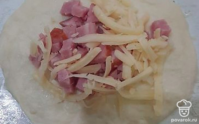 Выложить начинку на тесто.