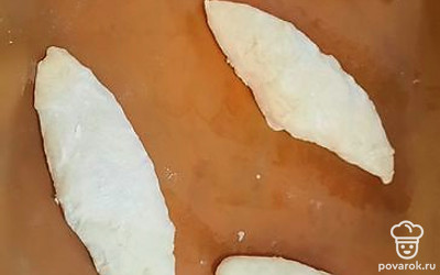 Выложить пирожки на противень. 