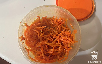 Подготовьте корейскую морковь. 