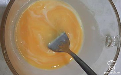 В кружке взбить желток, добавить немного сливок. 