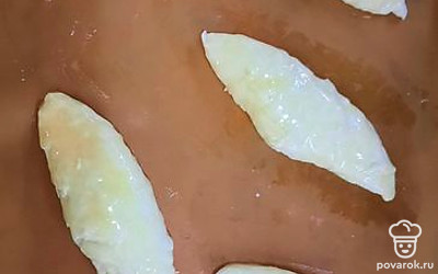 Смазать пирожки и поставить выпекать. 