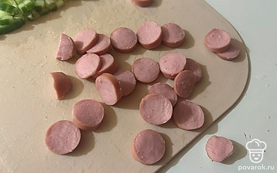 Сосиску нарежьте. 