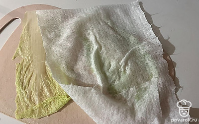 Листья айсберга достаньте из воды и промокните бумажным полотенцем. 