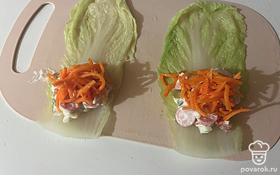 На оба листа выложите приготовленную начинку и корейскую морковь. 