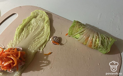 Заверните начинку в лист. 