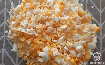 7 яиц сварить вкрутую и нарезать мелким кубиком.