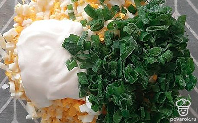 Добавить нарезанный зеленый лук, можно замороженный, сметану, соль.