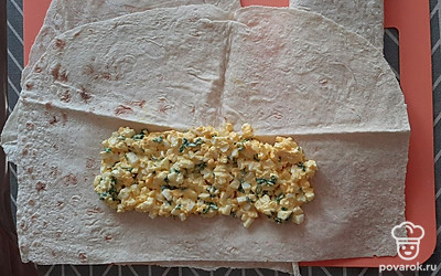 2 листа лаваша разрезать пополам, выложить и распределить начинку. 