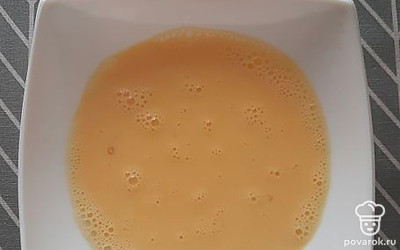 Яйцо смешать с молоком.