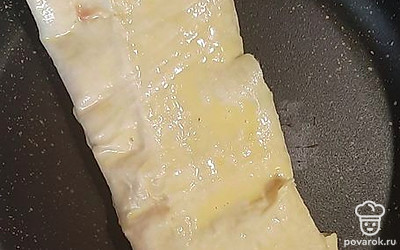 Каждый конвертик обмакнуть в яйце с молоком. Обжарить на антипригарной сковороде на средней температуре. 