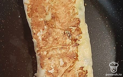 Перевернуть и обжарить с другой стороны до румяного цвета.