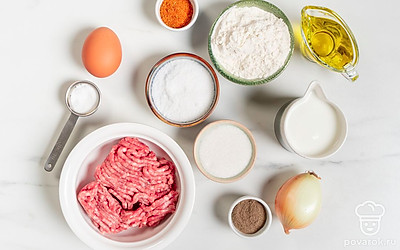 Достаньте кефир из холодильника и дайте ему согреться до комнатной температуры. Помойте куриное яйцо, а лук очистите от шелухи. При необходимости разморозьте фарш и выложите его в миску. Просейте муку. Приготовьте емкость для теста и глубокую сковороду. 