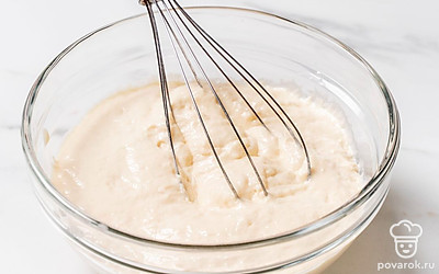 Разбейте яйцо в емкость, положите к нему сахар и половину приготовленной соли, взбейте миксером или венчиком. Вылейте в смесь кефир, всыпьте муку и соду, все размешайте до однородности.