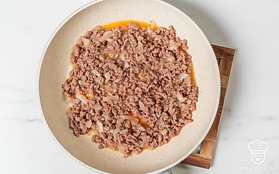 Разогрейте на сковороде еще 1 столовую ложку масла. Выложите фарш и пожарьте его до готовности мяса, часто размешивая и разминая до мелких частиц фарша. Готовую массу уберите со сковороды.