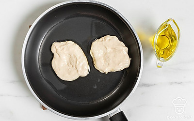 Вылейте на сковороду оставшееся масло, дайте ему нагреться. Жидкое тесто выложите в масло кружками 4-5 см в диаметре. Прожарьте их около 2 минут.