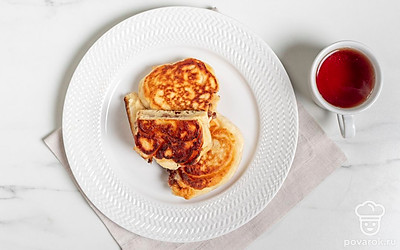 Подавайте горячие ленивые беляши с любимыми напитками. 