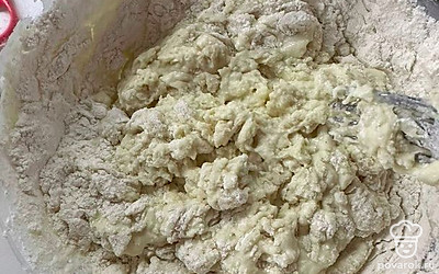 К кефиру добавляем яйцо, масло и соль. Перемешиваем. Высыпаем муку и разрыхлитель, перемешиваем.