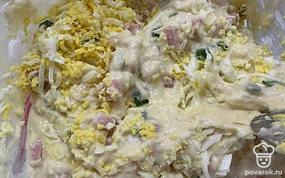 К тесту добавляем колбасу и зеленый лук. Сыр и яйцо отваренное измельчаем на терке и все перемешиваем.