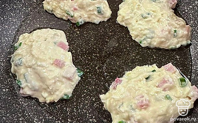 Добавляем на сковороду масло и обжариваем с двух сторон по 3 минуты.