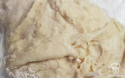 Делаем тесто. В теплое молоко добавляем дрожжи, соль и муку, маргарин. Замешиваем тесто.