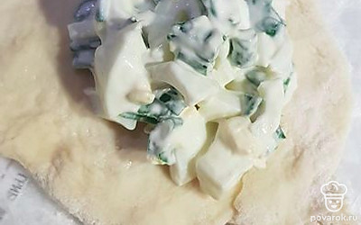 Готовим начинку. Яйца варим, режем кубиками, добавляем лук и майонез.