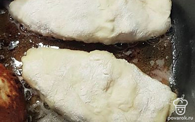 Лепим пирожки, жарим на разогретом масле. 