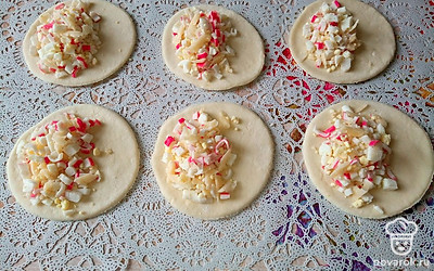 Замесите тесто на минеральной воде с просеянной мукой и солью по вкусу. Раскатайте тесто, вырежьте небольшие кружочки диаметром 7-8 сантиметров и положите начинку.