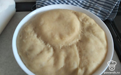 Кефир, яйцо и масло смешиваем, добавляем дрожжи и муку. Замешиваем тесто. Когда тесто поднимется, добавляем соду и хорошо мнем тесто. 
