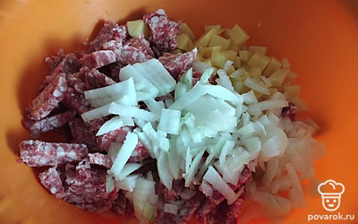 Картофель чистим и нарезаем кубиками, добавляем фарш и мелко нарезанный лук. Солим и перчим по вкусу. Все хорошо перемешиваем.