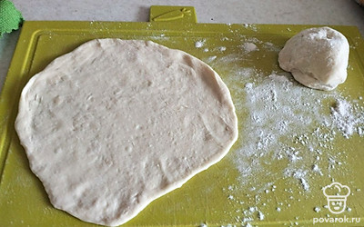 Тесто делим на небольшие части и тонко раскатываем.
