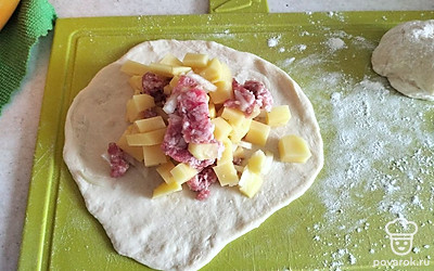 Щедро выкладываем начинку и защипываем края.